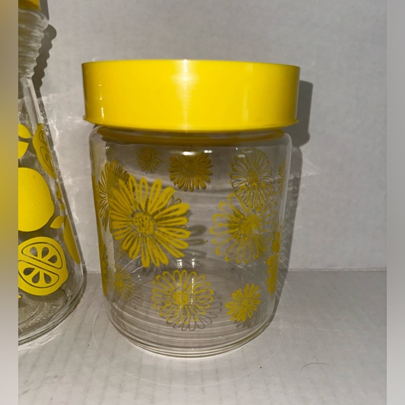 Vintage Lemon Glass Juice Carafe & Corning Ware Yellow Daisy Glass Canister - Picture 4 of 8